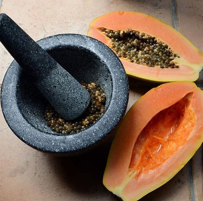 Hạt đu đủ phơi khô, nghiền nát dùng như gia vị trị được rất nhiều bệnh đặc biệt là ung thư